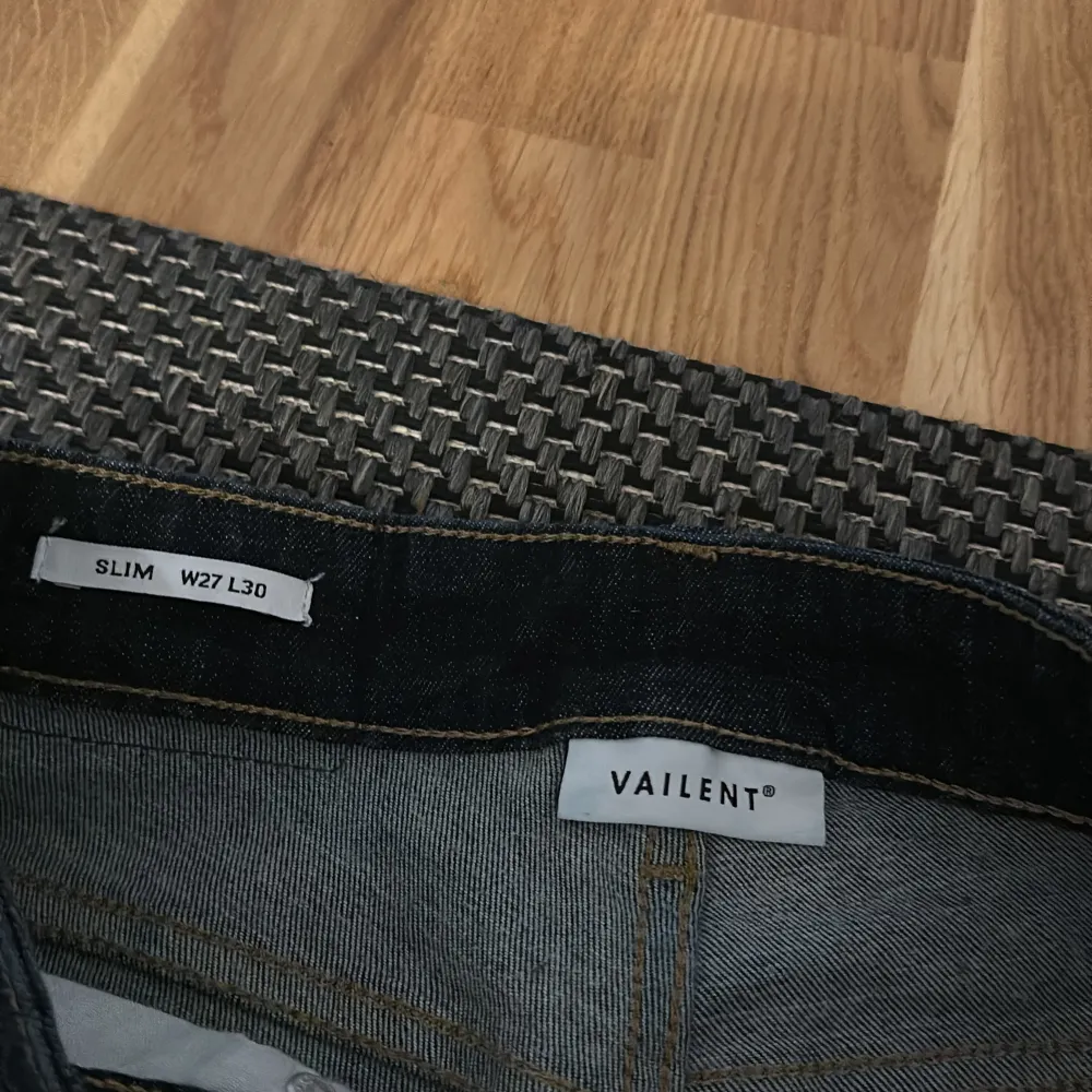 Säljer ett par snygga mörkblå jeans från Vailent i slim fit. De är i ny skick och har en klassisk femficksdesign med dragkedja och knapp. Perfekta för både vardag och fest!                                 Original pris 799kr . Jeans & Byxor.