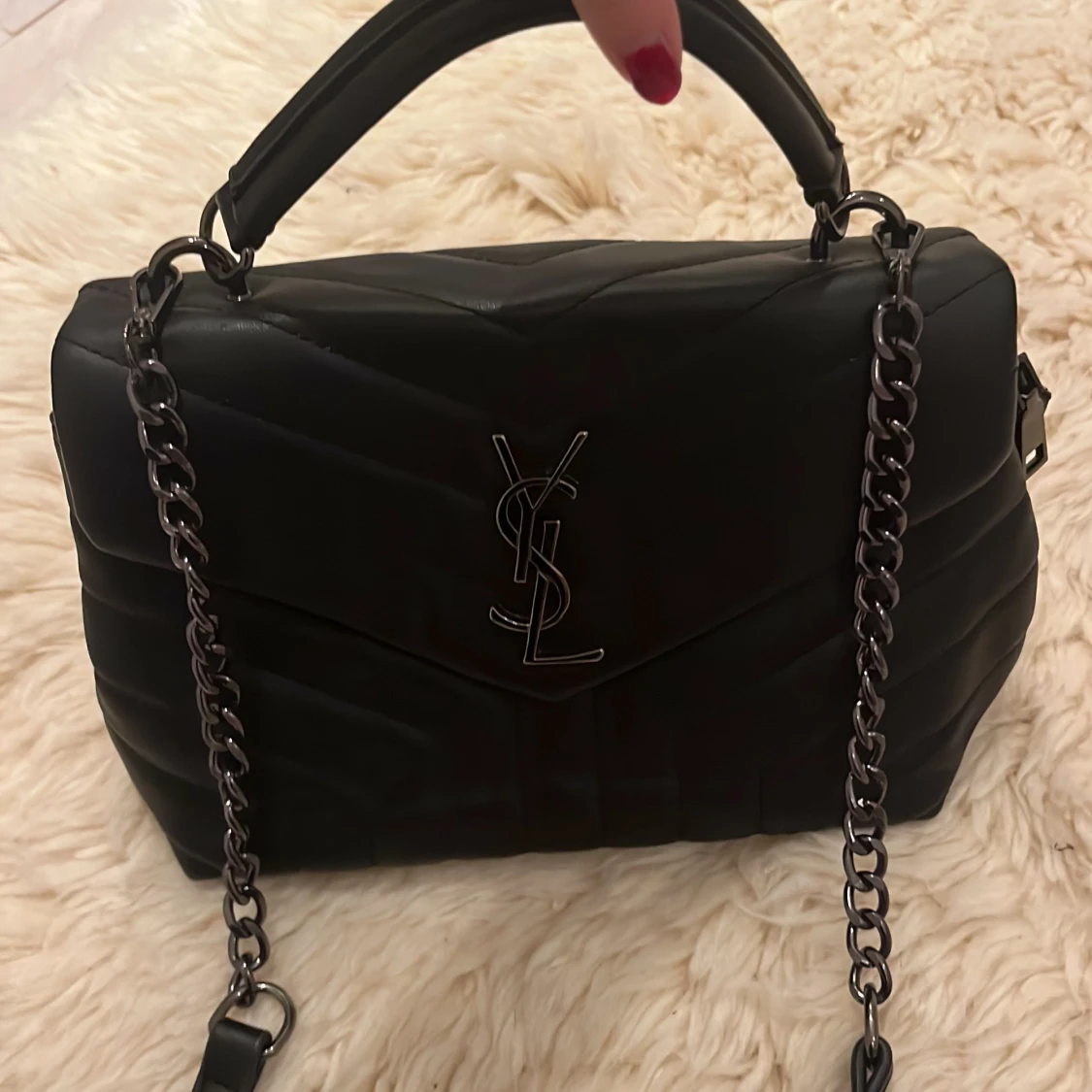 Svart ysl väska med kedja - 92