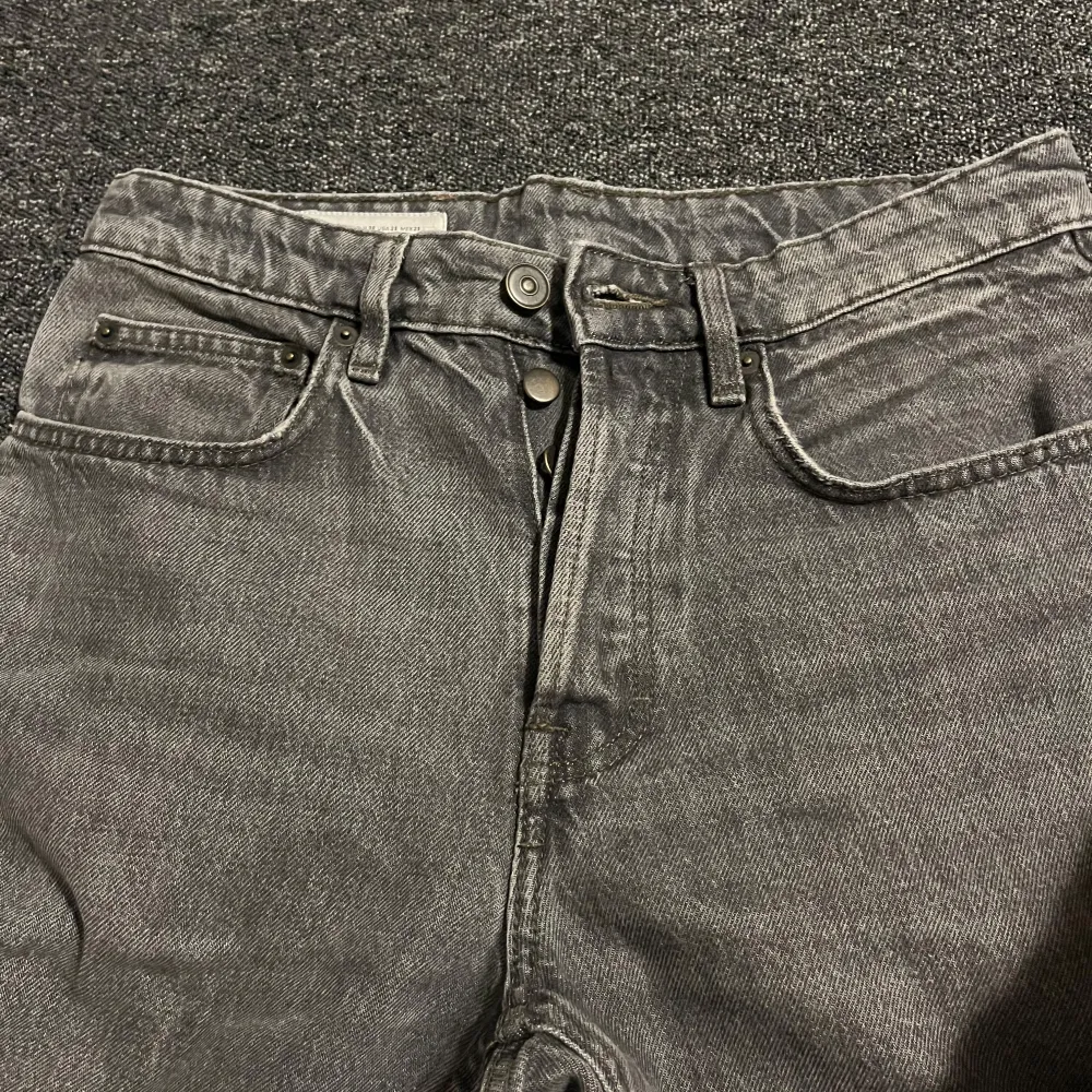 Säljer ett par grå jeans från zara med straight fit. De är i bra skick utan defekter. Skriv gärna vid frågor och funderingar!. Jeans & Byxor.