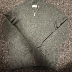 Grön stickad quarterzip från ASOS - Säljer en snygg grön stickad tröja från ASOS. Perfekt nu till vintern och passar perfekt till både vardagen och finare tillfällen! Storlek är XXS men passar även XS. Hör gärna av dig vid frågor och funderingar!