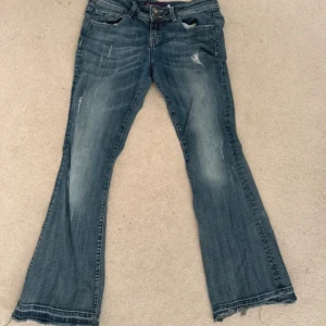 Blå bootcut jeans - Säljer ett par snygga blå bootcut jeans i bra skick. Midjemått 38 och Innerbenslängd 81. Köpansecond hand 