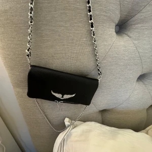 Zadig väska  - Säljer min väska från Zadig köpte på en marknad så den är intr äkta men ser äkta ut 