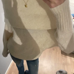 Beige stickad off-shoulder  tröja - Säljer en supermysig beige stickad off - shouldertröjan.  Tröjan är i bra skick och passar mig som ofta har xs - s men skulle även massa M  eftersom den är lite overzised. Perfekt för höst och vinter!