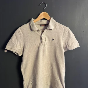 Beige grå snygg T-shirt med krage - Säljer en fin och stilren tröja från Morris   Perfekt för både vardag och lite finare tillfällen. Passar bra till jeans eller chinos! Märket jag tog bild på är tröjan som blivit hoptryckt inte en fläck😀 Nypris ligger runt 800-900