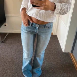 Ljusblå bootcut jeans - lågmidjade jeans!🤍 gamla från Lindex.