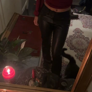 Svarta skinnbyxor - Snygga svarta skinnbyxor köpta här på plick❤️❤️