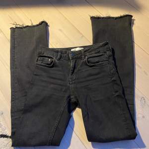 Säljer ett par svarta lågmidjade bootcut jeans från Zara i storlek 34. De är i väldigt bra skick och perfekta att ha på sig vid alla tillfällen.