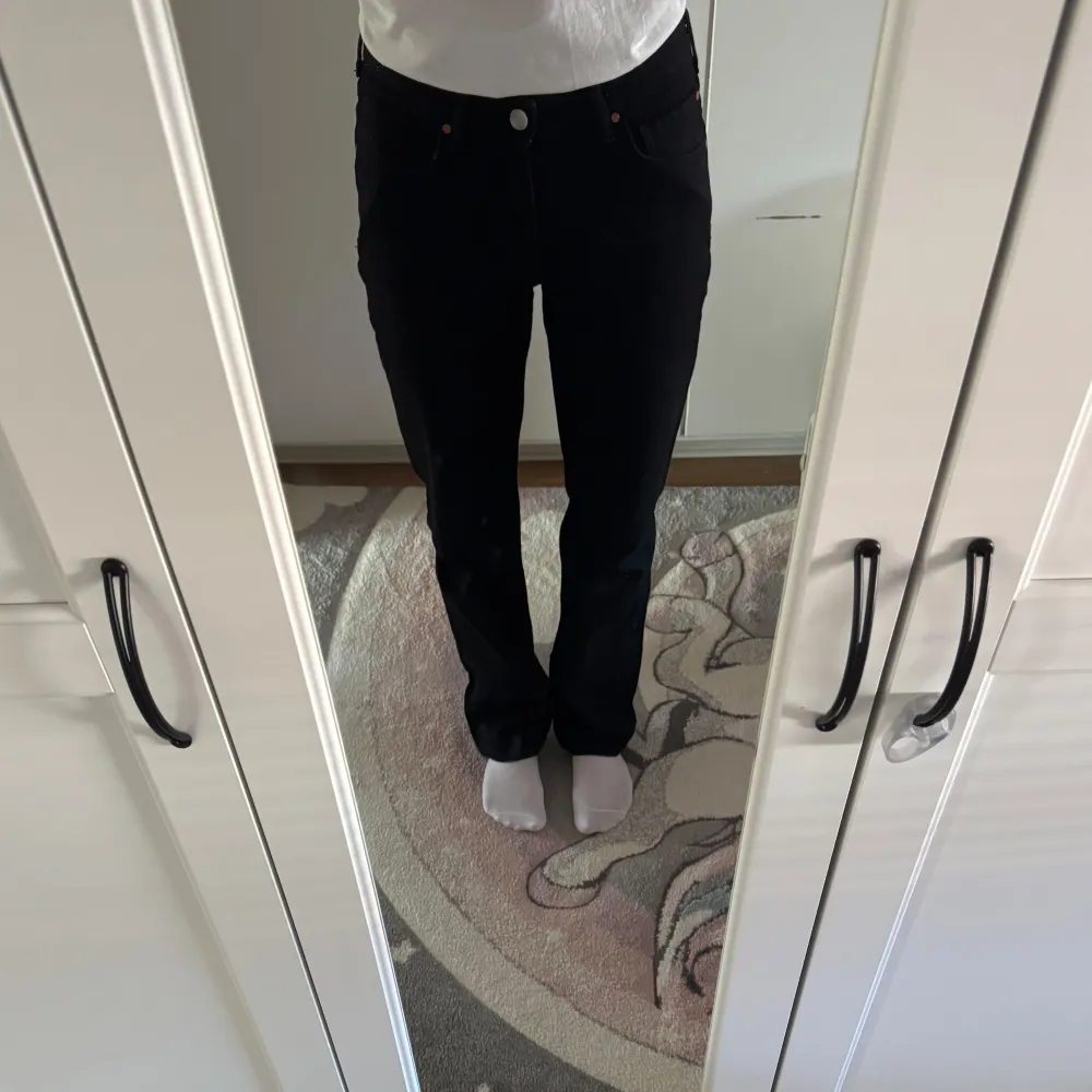 Low waist jeans! Säljer ett par svarta jeans i mycket bra skick. De har en rak passform, vilket ger en snygg och klassisk look. Perfekta för både vardag och fest! Knappt använda 🖤Waist 26 length 32. Jeans & Byxor.