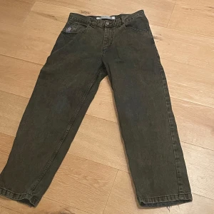 Polar 93 - säljer dessa bruna Polar 93or. Dom är storlek 30/30 och är lite slitna längst ner, i övrigt bra skick.