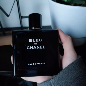 Bleu de Chanel - Bleu de Chanel. 100ml. Eau de Parfum. The bottle is full and comes without a box. Unfortunately no receipt. You buy it with this knowledge. As in the pictures. Tester.