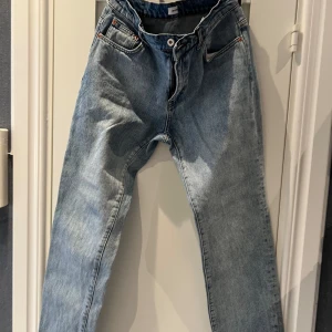 Blå jeans från Woodbird - Säljer ett par snygga blå jeans från Woodbird i storlek W31 L34. De har en klassisk straight passform med knappgylf och fem fickor. Perfekta för både vardag och fest! 🕺