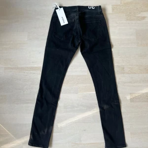 Dondup jeans - Säljer dessa as fräcka dondup jeans i nyskick! Storlek: 30! Modellen heter George & jeansen är köpta på United Fashion! Tags medföljer! Nypris: 3500kr 