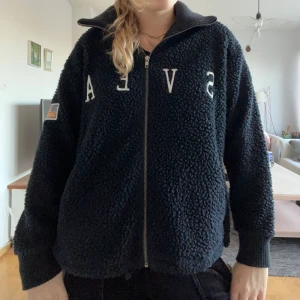 Svea teddyjacka - Supersnygg och skön teddyjacka från Svea⭐️ Perfekt till hösten/vintern🧡