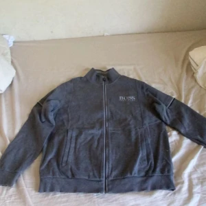 Hugo boss hoodie - Den har varit i skåpet mest knappt använd därför är den skrynklig men kan stryka den om det behövs annars är den i perfekt skick