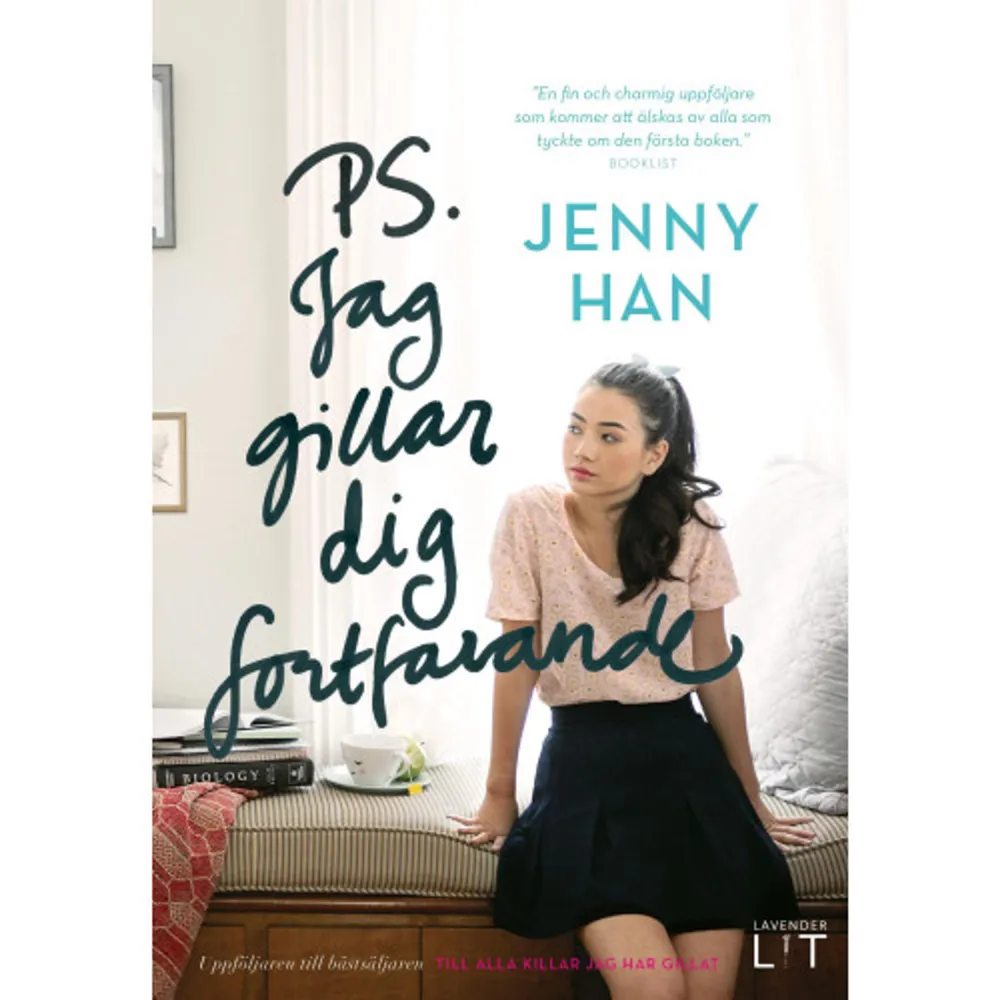 SNART SOM NETFLIX-FILM!Lara Jean hade inte planerat att falla för Peter. De var ju aldrig ens ett par på riktigt, eller? Men när allting ser ut att ordna sig mellan dem händer något annat: ett filmklipp som fångat Lara Jeans allra mest privata ögonblick sprids som en löpeld över skolan. Samtidigt dyker en gammal bekantskap upp i hennes liv igen och komplicerar allting ytterligare. I andra boken om Lara Jean och hennes systrar utsätts Lara Jean för slut-shaming, och hon inser hur svårt det kan vara att släppa taget om saker. Det är tur att hon har sina systrar. Song-tjejer håller ihop för alltid.Missa inte sista delen i trilogin, Nu och för alltid, Lara Jean!