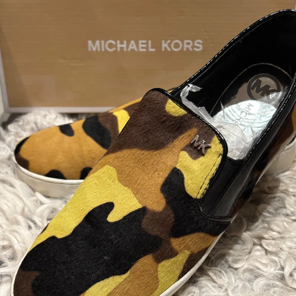 Snygga loafers från Michael Kors Perfekta för att ge din outfit en unik touch<3 . Skor.