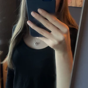 Svart tröja från H&M - Säljer en stilren svart långärmad topp från H&M i storlek M. Men den är ganska tajt i storleken så den passar bra på mig som igentligen har Xs. Perfekt för både vardag och fest. Toppen har en klassisk design med rund hals och är tillverkad i ett mjukt och bekvämt material. Passar perfekt till jeans eller kjol.