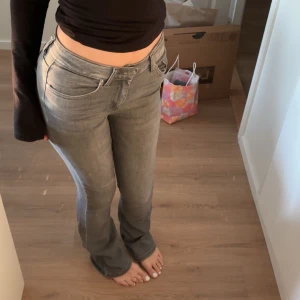 Grå jeans i bootcut-stil - Säljer ett par snygga grå jeans i bootcut-stil. De är högmidjade och har en klassisk femficksdesign. Perfekta för både vardag och fest! 🖤