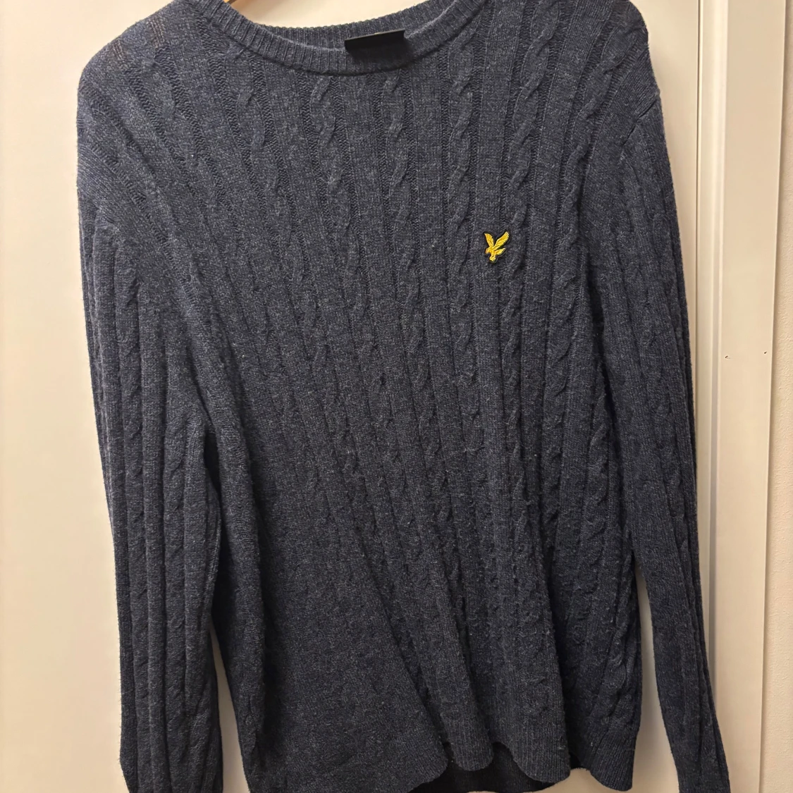 Mörkblå stickad tröja från Lyle & Scott