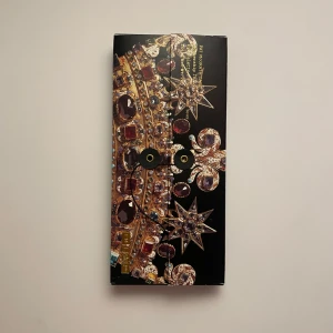 Ögonskuggspalett från Pat McGrath Labs - Säljer en lyxig ögonskuggspalett från Pat McGrath Labs med 10 fantastiska färger. Den är helt oandvänd och går inte längre att köpa! Paletten innehåller skimrande nyanser i blått, grönt, guld, silver och mer. Perfekt för att skapa både vardags- och festlooks. Kommer i en elegant förpackning.