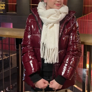 Vinröd pufferjacka från Happy Duck - Säljer en snygg vinröd pufferjacka från Happy Duck. Den är perfekt för kalla dagar med sitt blanka material. Jackan har en dragkedja och en mysig huva. Den är i mycket bra skick och passar perfekt för höst och vinter. Använd endast en vinter. Inga defekter och köpt för runt 2000kr. Är fortfarande osäker om jag vill sälja så går inte ner i priset 