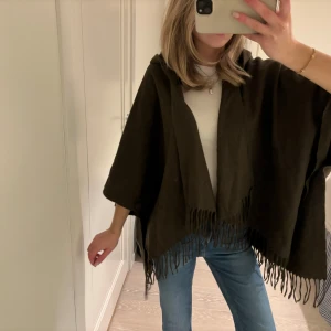 Cape/ poncho  - Superfin cape/ poncho i 100% ull med luva💕 sparsamt använd 