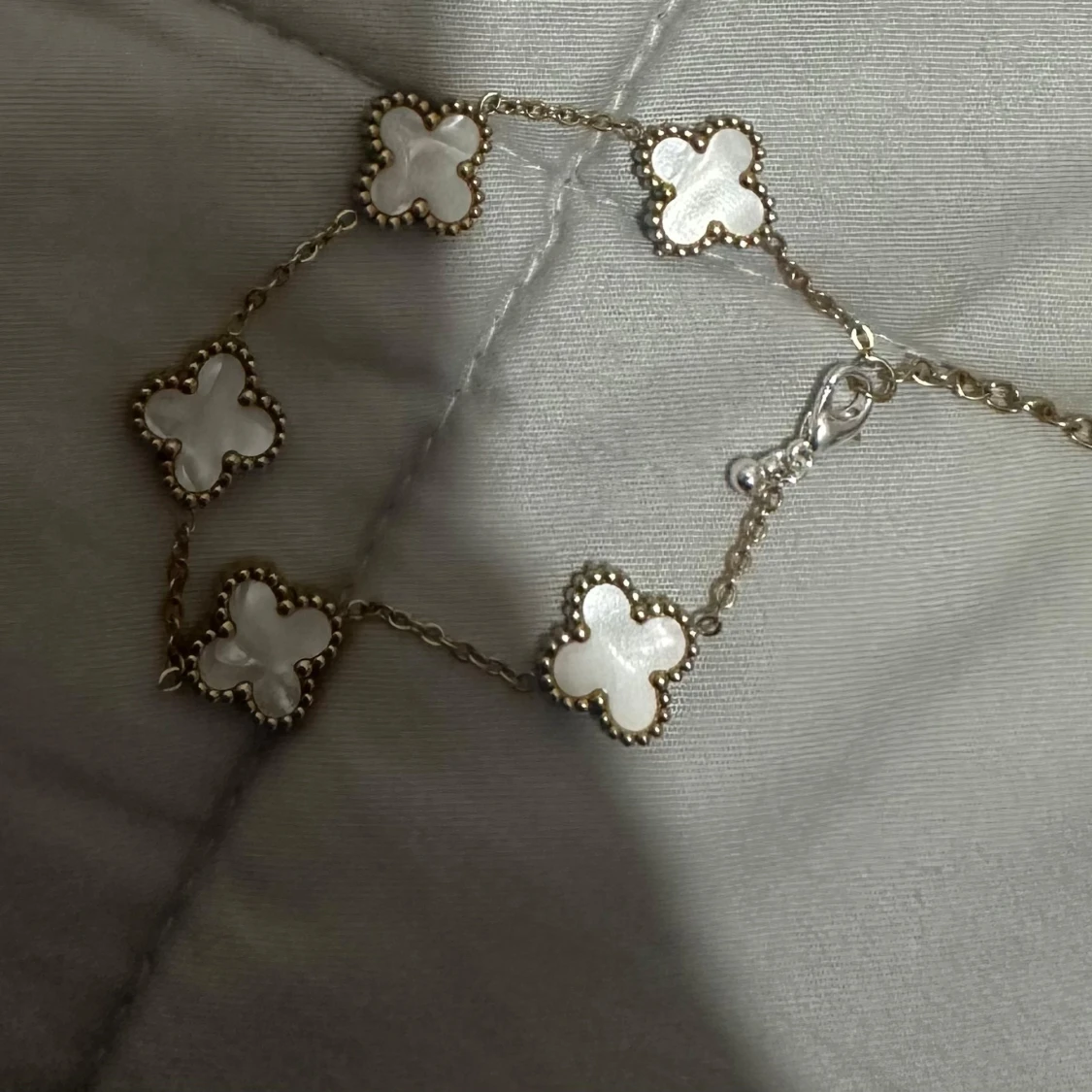 Armband med fyrklöverdesign