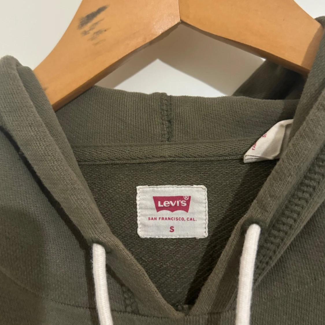 Olivgrön hoodie från Levi's - 90