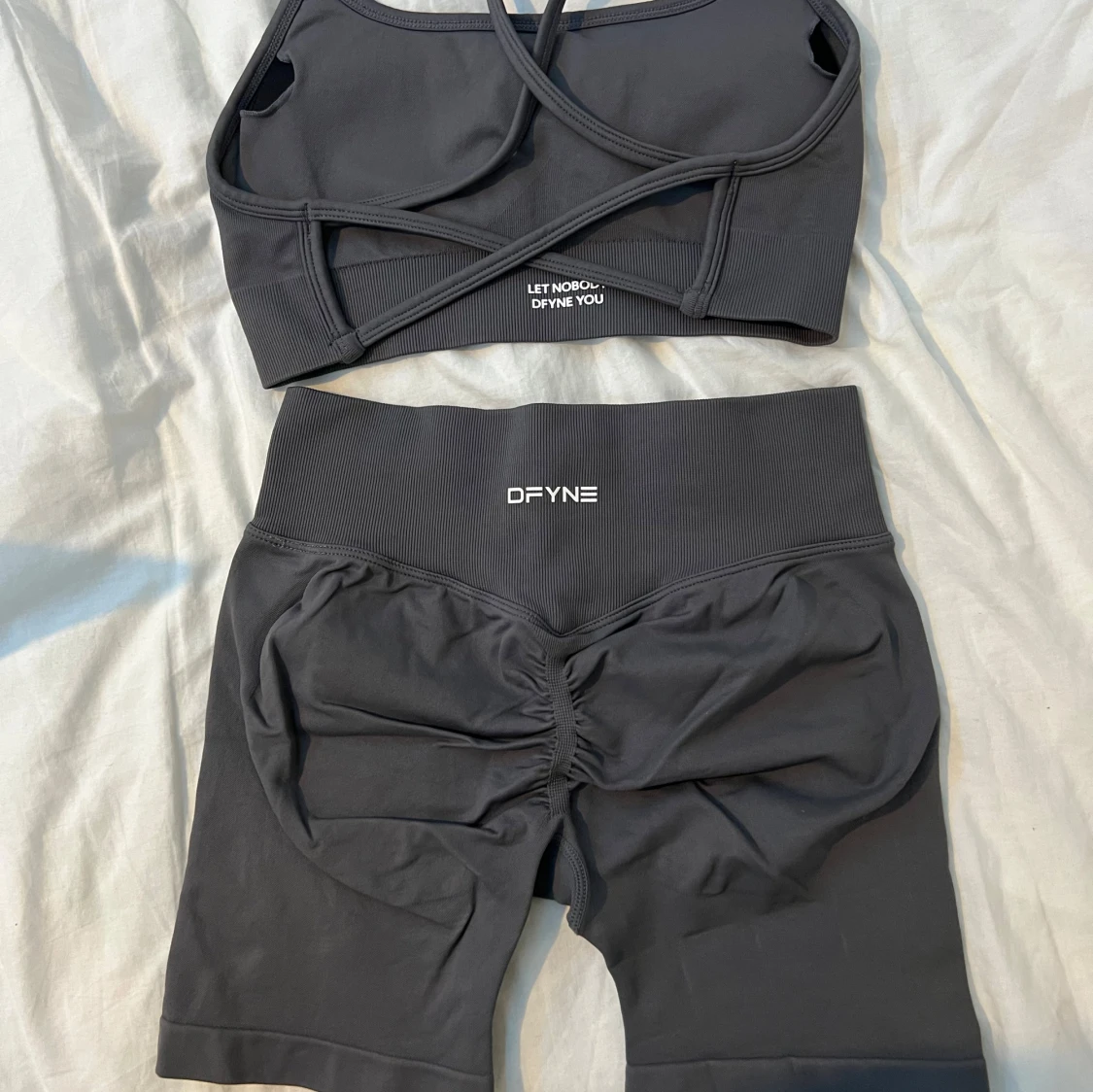 Grått träningsset från DFYNE - 90