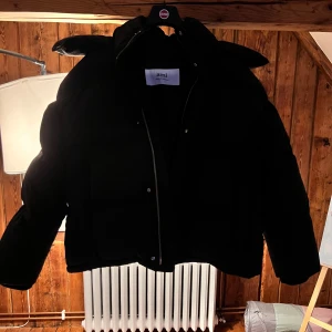 Svart dunjacka från Ami Paris - Jag är väldigt intresserad av jackor så det är med sorg jag nu säljer min Ami Paris jacka som jag köpte förra året för ca 17.500kr från farfetch. Jag kan räkna på fingrarna hur många gånger jackan har använts så den e som ny, inga skador eller andra synliga/osynliga märken. Storleken är small men den är ganska stor för sin storlek, jag är 193cm och den passar perfekt på mig.  Pris går att diskuteras vid snabb affär:)