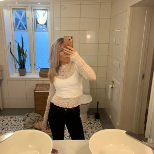 Vit genomskinlig topp - Säljer en superfin festlig genomskinlig topp. Skriv för fler bilder eller frågor, pris kan alltid diskuteras!💕