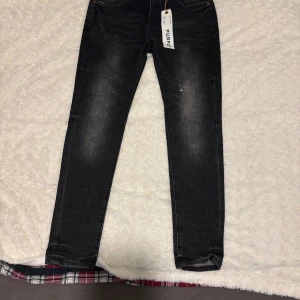 Purple Jeans - Säljer ett par snygga svarta jeans från Purple i storlek 34 men taggen står det 32 eftersom jag tappade bort min egna tag och fick en av en kompis sh oscar hmu för bilder