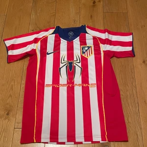 Atletico Madrid 04/05 (spiderman sponsor) - Bra skick. Aldrig använda, har bara hängt i min garderob. Behöver pengar till v-bucks