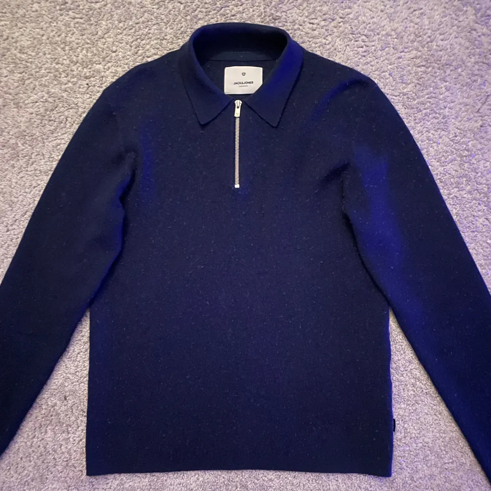 Sjukt snygg och stilren half zip från Jack & Jones - Storlek: Small - Skick 8/10 (Endast nopprig) - Nypris: 800kr - Mitt pris: 399kr - DM för frågor & funderingar! . Tröjor & Koftor.