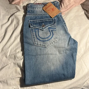 True religion Jeans - Säljer ett par sköna ljusblå jeans från True Religion i nyskick. De är i storlek W32 L32 så passar dig som är från 180-190. Priset går att diskuteras vid snabb affär!