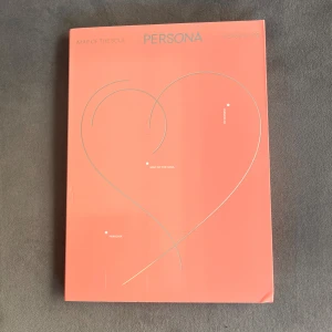 BTS - Map of the Soul: Persona - Säljer BTS albumet 'Map of the Soul: Persona, version 02'. Det har ett snyggt rosa omslag med ett hjärtmönster, albumet är i nytt skick. Inuti finns en CD, fotobok, fotokort och andra samlarobjekt. Perfekt för fans av kpopmusik och framförallt BTS! 💖