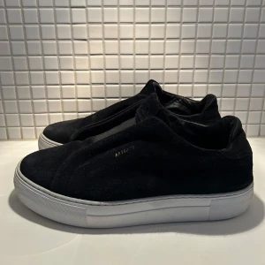 Svarta sneakers från Axel Arigato - Säljer min brors skor från Axel Arigato som är i jättebra skick! Kan gå ner lite i pris vid snabbt köp