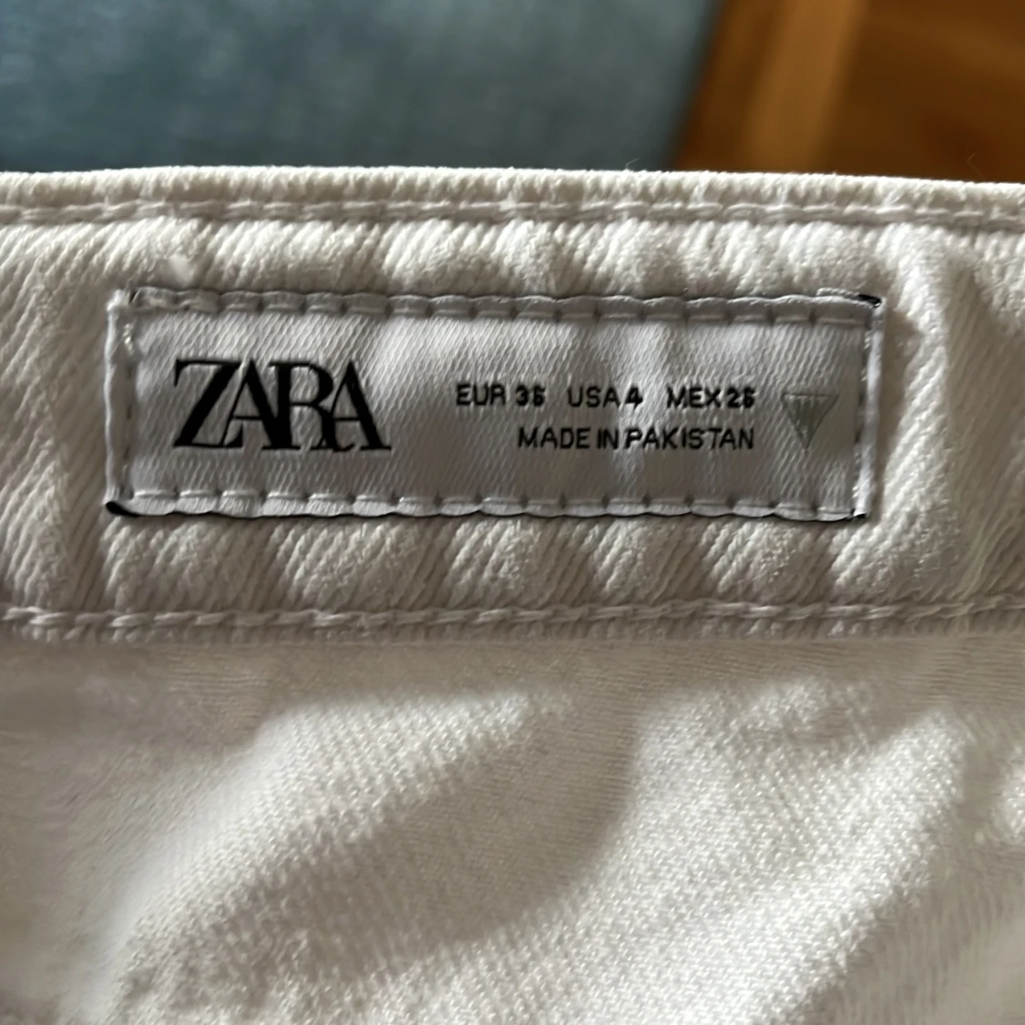 Vita jeans med slitningar - 93