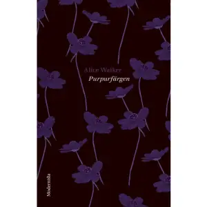 En stor amerikansk klassiker:Celia skriver brev till Gud. Hon är 14 år, och hennes far misshandlar och våldtar henne. I det tidiga 1900-talets amerikanska sydstater står svarta kvinnor lägst i varje rangordning. Celia har redan fått ett barn, som fadern tagit ifrån henne. När hon är gravid med sitt andra blir hon bortgift mot sin vilja, och hennes mor förbannar henne på sin dödsbädd. Även för systern Nellie väntar ett liv med fattigdom, rasism och manligt våld, men hon försvinner, och de två kommer att vara åtskilda i trettio år. Purpurfärgen är en stor amerikansk roman, som redan vid utgivningen hyllades och ifrågasattes. Det kvinnliga perspektivet lade ytterligare dimensioner till skildringen av rasistiskt förtryck i USA, och romanens många starka kvinnoporträtt har gjort den älskad och läst av ständigt nya generationer - en modern klassiker som kastar skoningslöst ljus över en våldsam historia och ett våldsamt land.I översättning av Kerstin Hallén och med ett nyskrivet förord av författaren Balsam Karam.ALICE WALKER, född i Georgia 1944, är en amerikansk författare och aktivist. Purpurfärgen, hennes mest kända roman, belönades med både Pulitzerpriset och National Book Award 1983 och filmatiserades 1986.     Format Inbunden   Omfång 265 sidor   Språk Svenska   Förlag Modernista   Utgivningsdatum 2021-06-30   Medverkande Kerstin Hallén   Medverkande Balsam Karam   ISBN 9789178934775  
