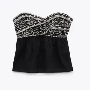 Svart axelbandslös topp med pärlor - Snygg svart axelbandslös topp med fina pärldetaljer upptill.