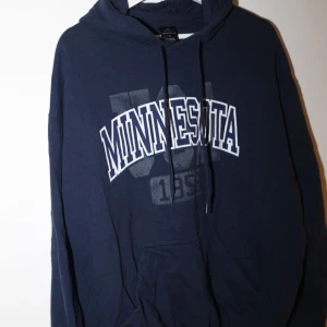 Mörkblå vintage hoodie  - L i storlek men är nog nåt mellanting av M/L. Mer åt M. Vintage. 