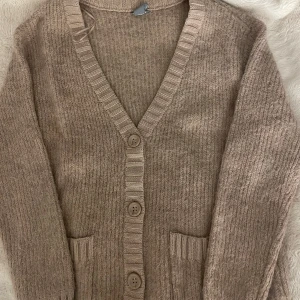 Stickad kofta  - Fin stickad kofta från Lindex