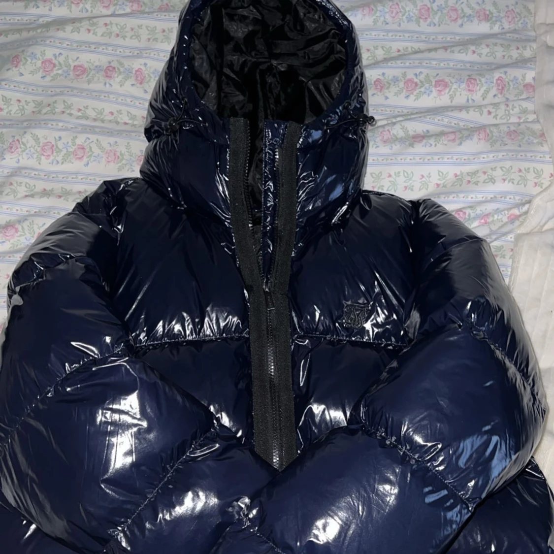 En mörkblå puffer jacka från paapi clothing