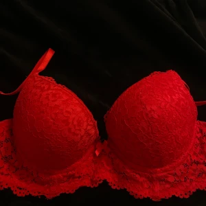 Röd spets-bh från New Yorker - Säljer en superfin röd spets-bh från New Yorker i storlek 80B. Den har en vacker spetsdesign med en liten rosett framtill. Perfekt för speciella tillfällen eller när du bara vill känna dig extra fin. Bh:n är i mycket bra skick och har justerbara axelband för bästa passform. 💃