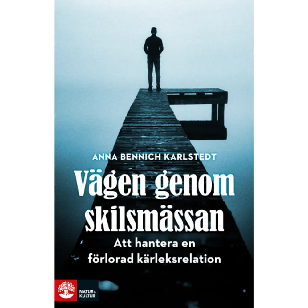 Separationer är så vanliga att vi idag knappt lyfter på ögonbrynet när vi hör om andras skilsmässor. Att det är vanligt gör det inte mindre svårt: för varje splittrad relation finns ett antal människor som ska gå vidare med sina liv.  Vad gör en separation med identiteten? Hur förhåller vi oss till den här typen av kris? Hur djupt rotad är föreställningen om hur vi ska leva våra liv och vad som är ett misslyckande?  Anna Bennich Karlstedt vill med sin bok ge en större förståelse och acceptans för hur en separation påverkar oss och hur vi kan göra för att ta oss igenom den. Hon använder sig av de kunskaper som idag finns om kris och krishantering, den senaste forskningen kring separationer – och av klienters, vänners och egna erfarenheter av att gå igenom en separation.   Vägen genom skilsmässan ger ett fördjupat perspektiv av vad en separation innebär i form av förlust, kris och stress, och praktisk hantering av detta psykologiskt.    Format Inbunden   Omfång 150 sidor   Språk Svenska   Förlag Natur & Kultur Akademisk   Utgivningsdatum 2016-09-17   Medverkande Niklas Lindblad   ISBN 9789127144620  . Böcker.