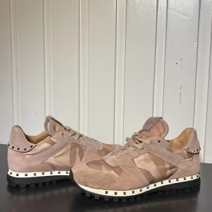 VALENTINO ROCKRUNNERS 🎉 - Säljer nu ett par snygga Valentino Rockrunner skor i färgen beige och storleken 41-42🎉Skorna är i grymt skick, 9/10 och alla nitar sitter kvar!! Skorna kostar kring 7000kr nypris och säljs för 2299kr🤩Hör av dig vid frågor eller funderingar!🍾