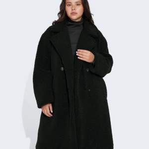 Mysig svart teddyjacka från Bik Bok i oversized modell. Perfekt för kalla höst- och vinterdagar. Jackan var endast använd få gånger senaste vintern och köptes för 899kr, så den som ny!💕