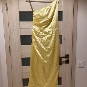 Gul balklänning  - Superfin gul balklänning i satinmaterial. I mycket fint skick! Tyvärr inga bilder på då den är för stor för mig. 