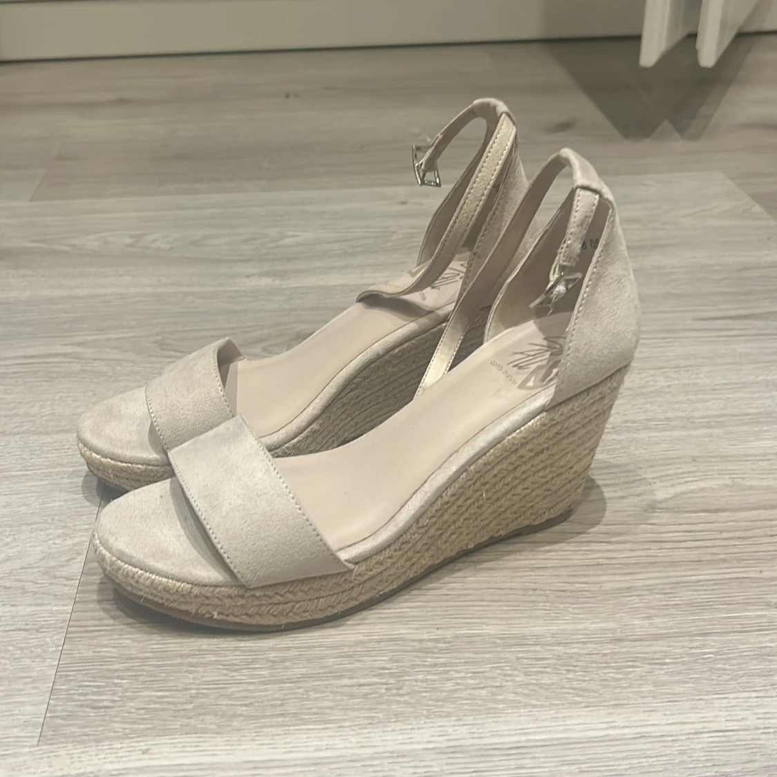 Beige kilklackssandaler - 90