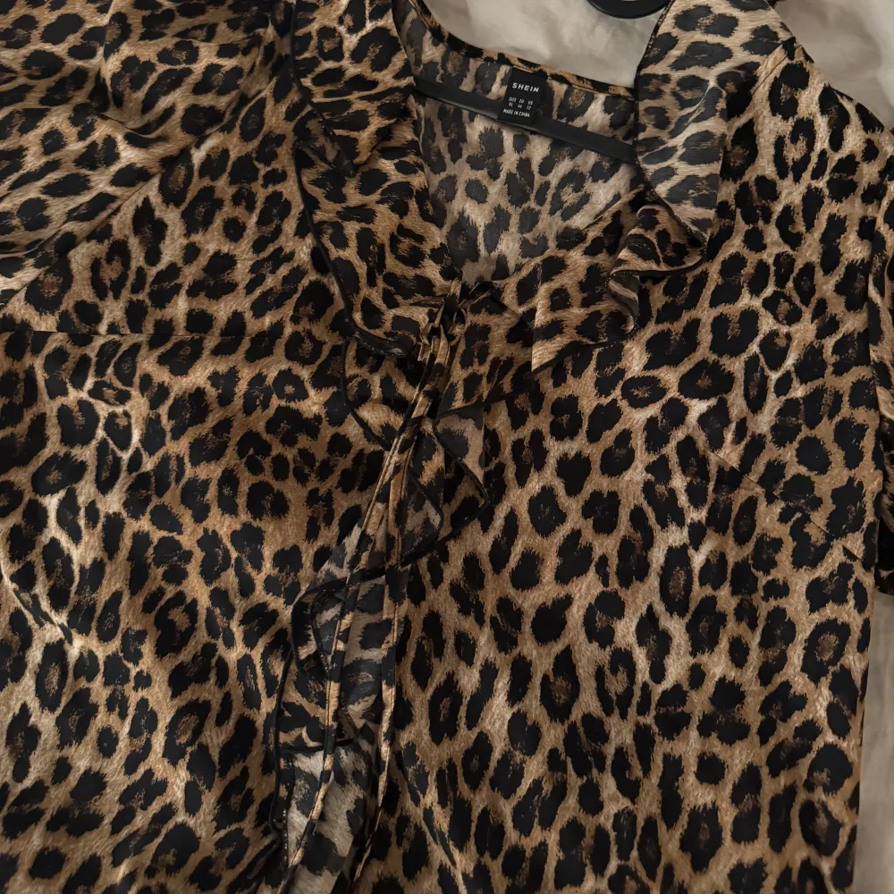 Jätte snygg leopard blus från SHEIN i storlek XL men passar L också🐆. Blusar.